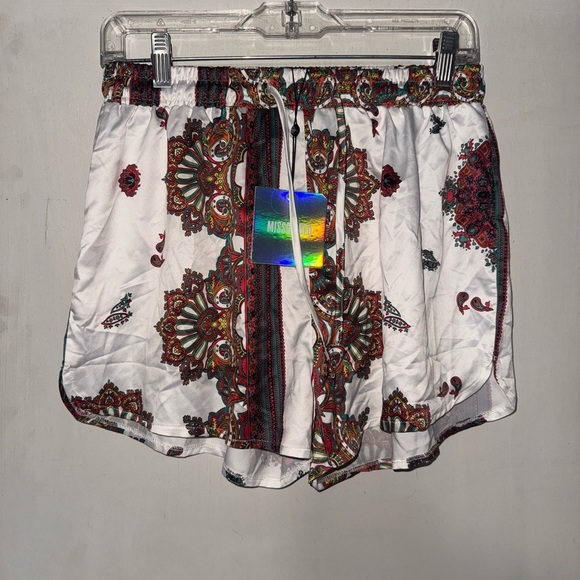 Missguided + Pants - Missguided White and Red Patterned Athletic Shorts